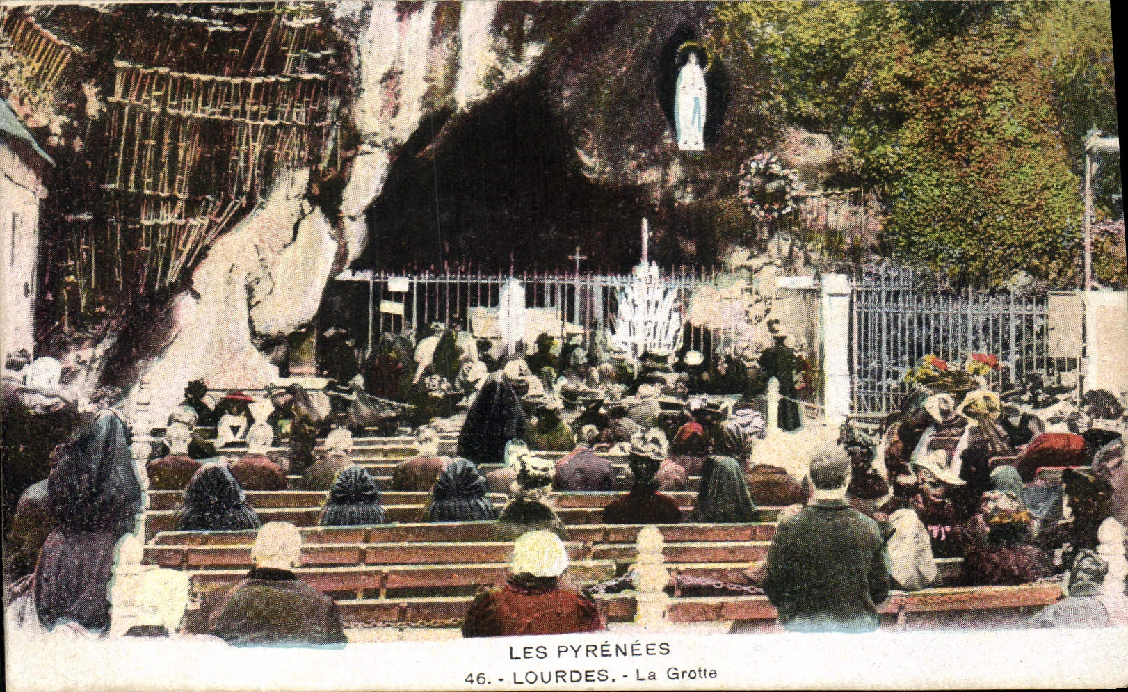 CPA Les Pyrenes Lourdes a Grotte 