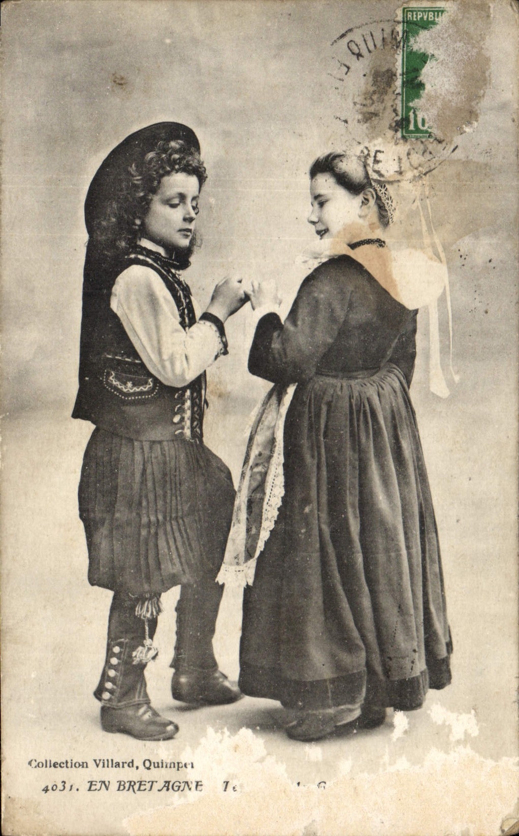 CPA Folklore Enfants En Bretagne 