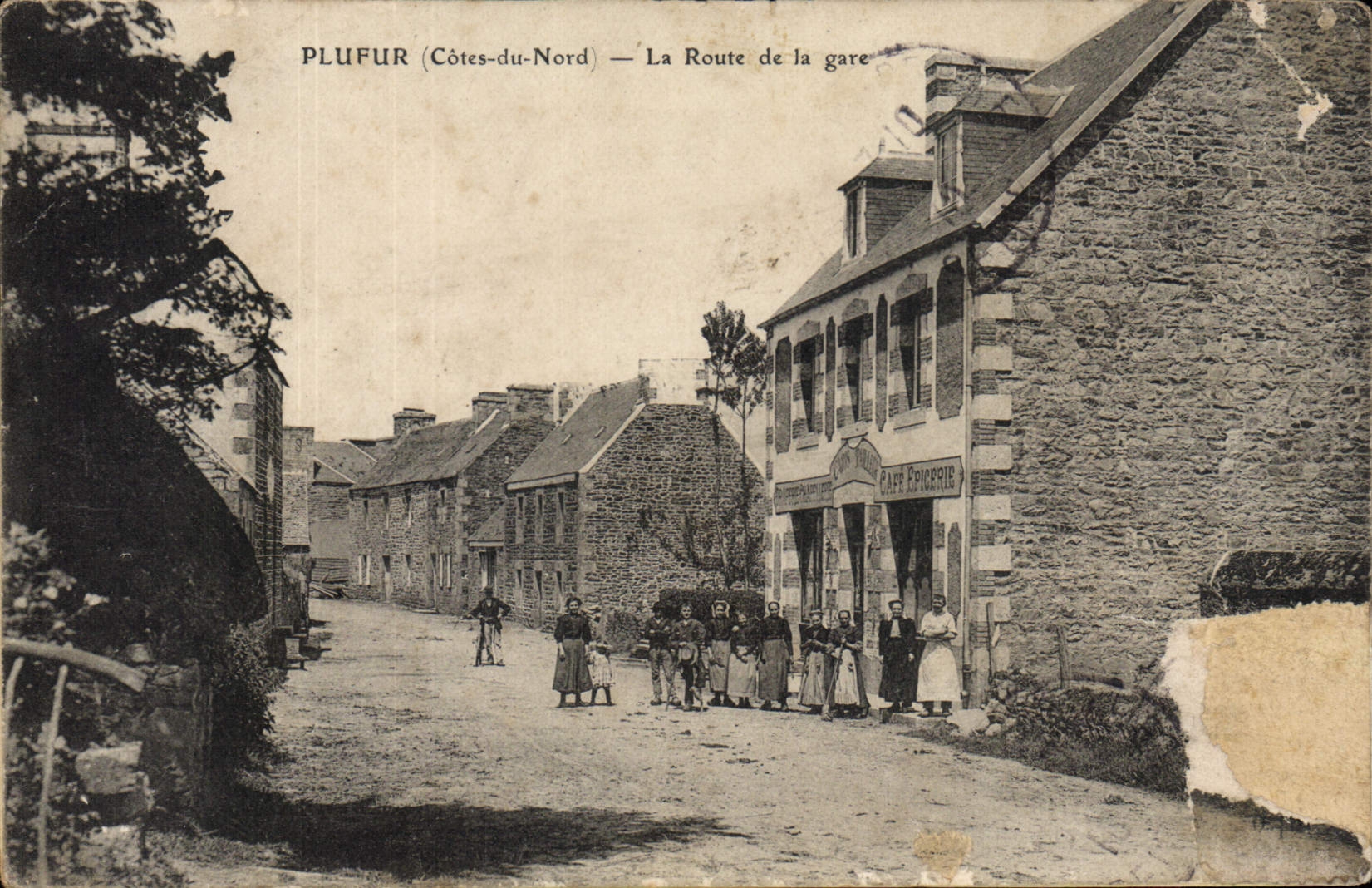 CPA Plufur Cotes du Nord La Route de la gare 