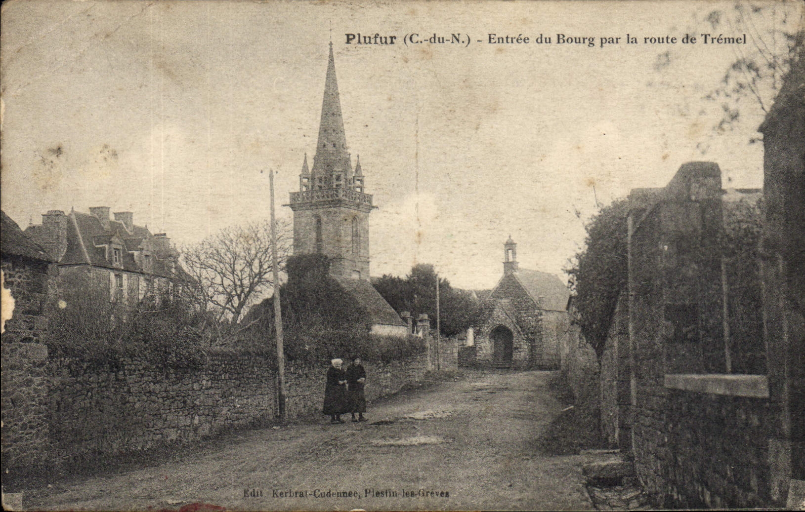 CPA Plufur Entree du Bourg par la route de Tremel