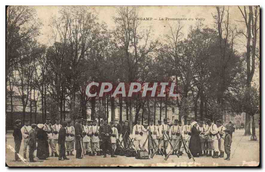CPA La Promenade du Vally Militaria