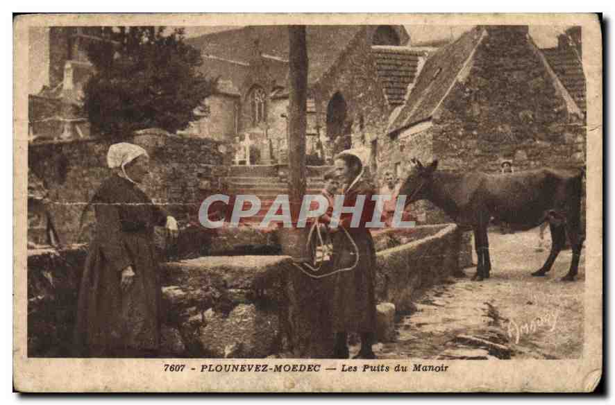 CPA Folklore Plounevez Moedec Les Puits du Manoir 