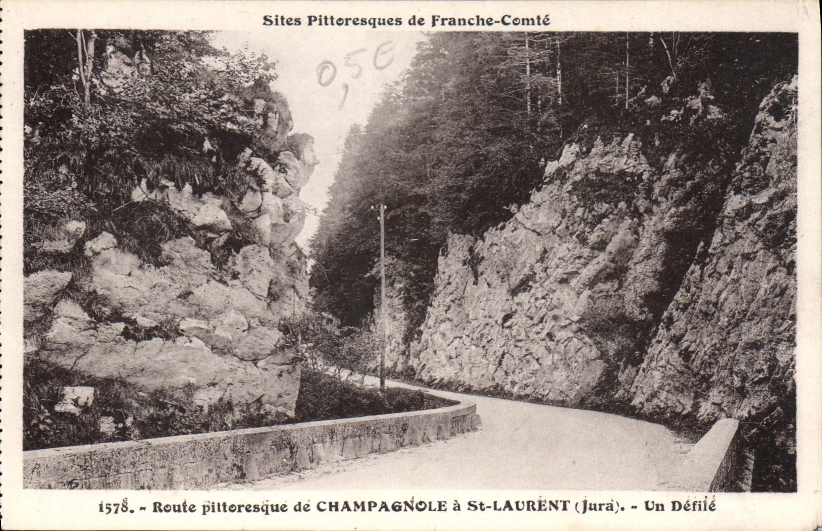 CPA Route pittoresque de Champagnole a St Laurent Jura Un defile 