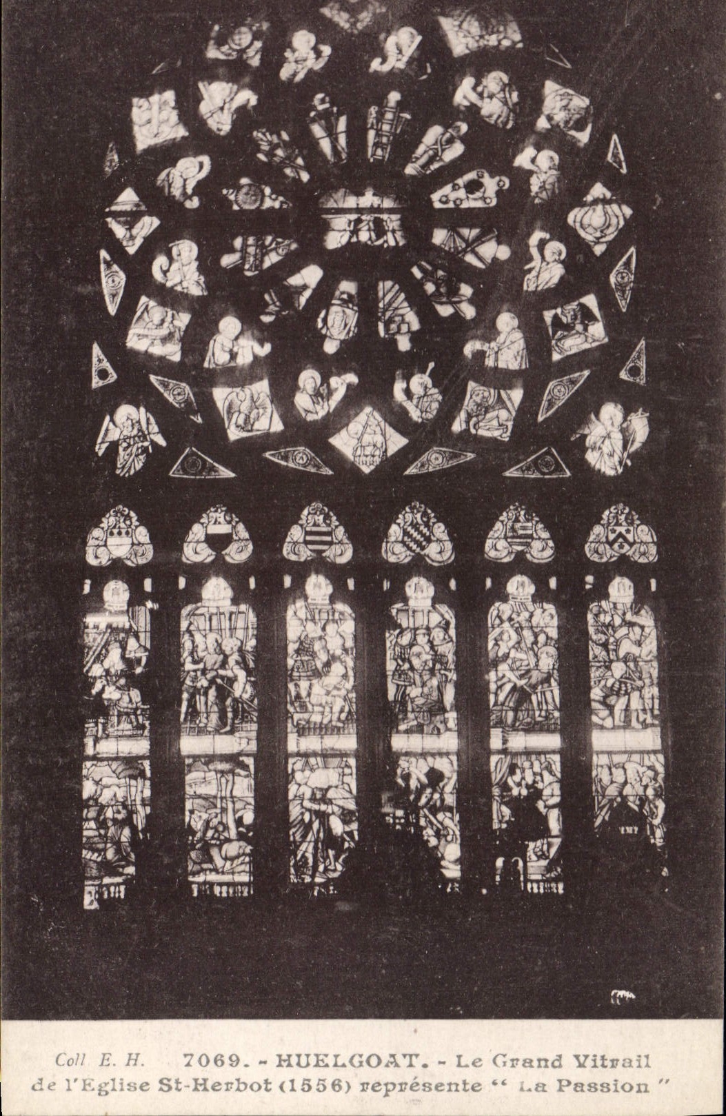 CPA Huelgoat Le rand Vitrail de l'Eglise St Herbot 1556 represente La Passion 