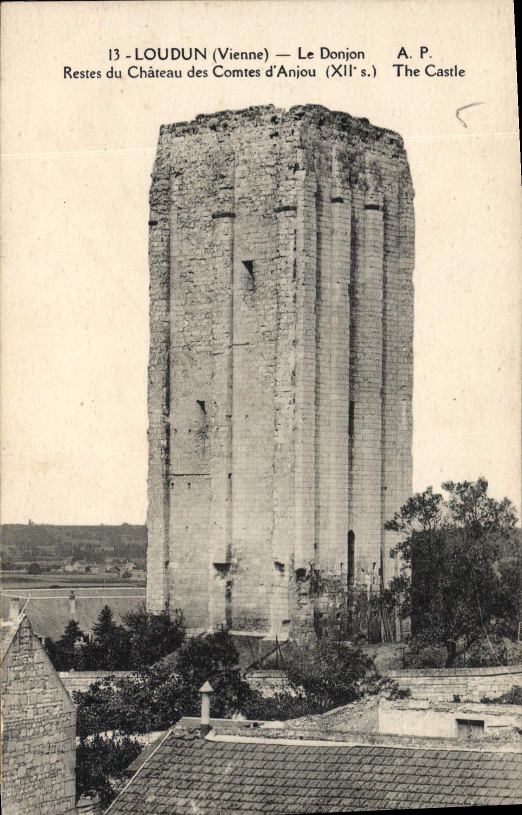CPA Loudun Vienne Le Donjon Restes du Chateau des Comtes d'Anjou XIIs 