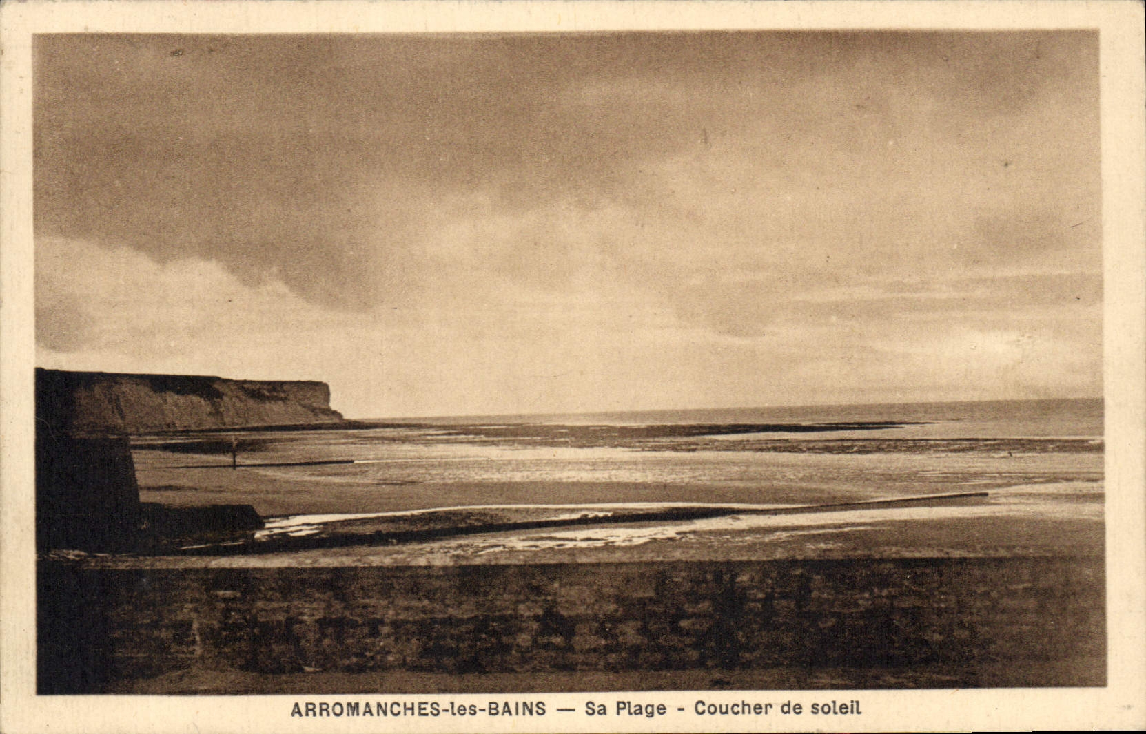 CPA Arromanches les Bains Sa Plage Coucher de Soleil 