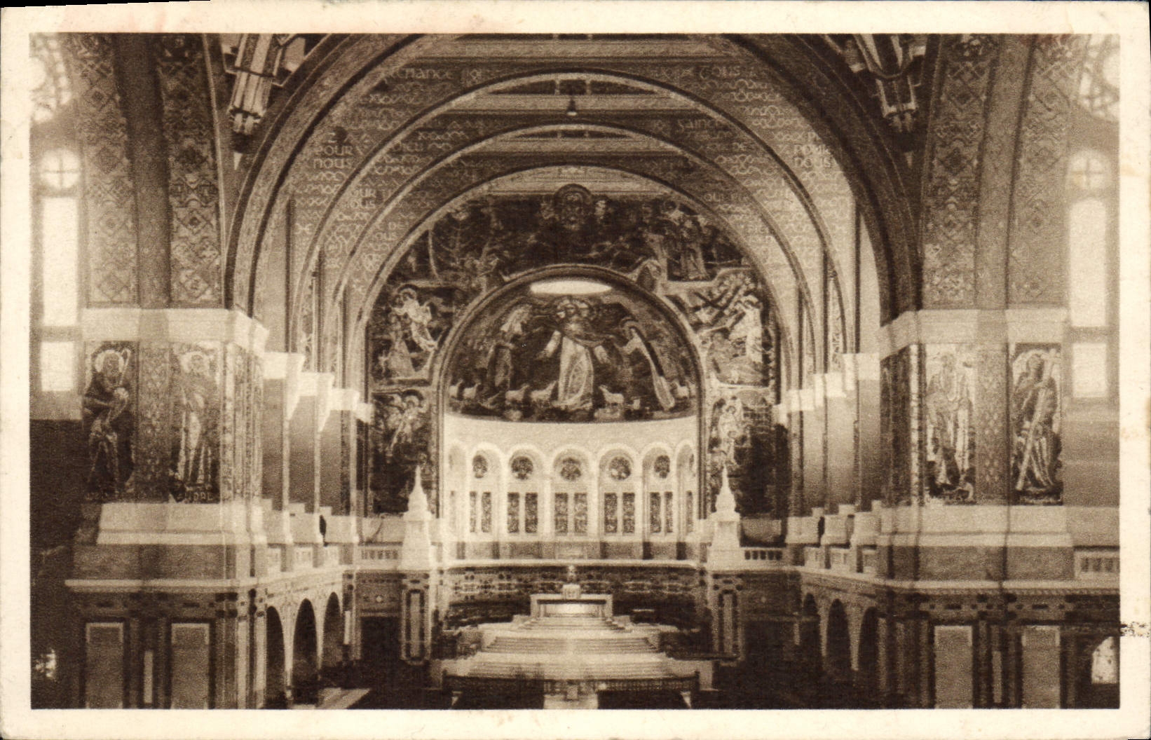 Église supérieure — Vue d'ensemble — Éditeur : Lisieux Centre Mondial de Piété et de Tourisme