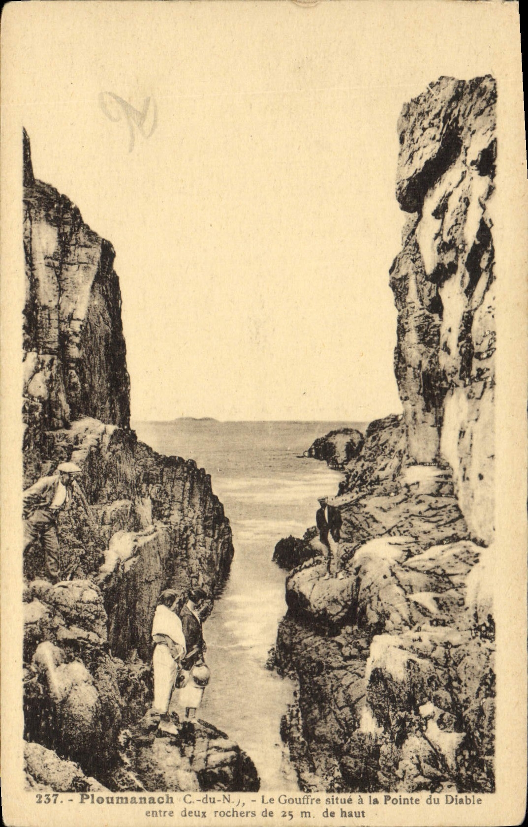 CPA Ploumanach Le Gouffre situe a la Pointe du Diable entre deux rochers de 25 m de haut 