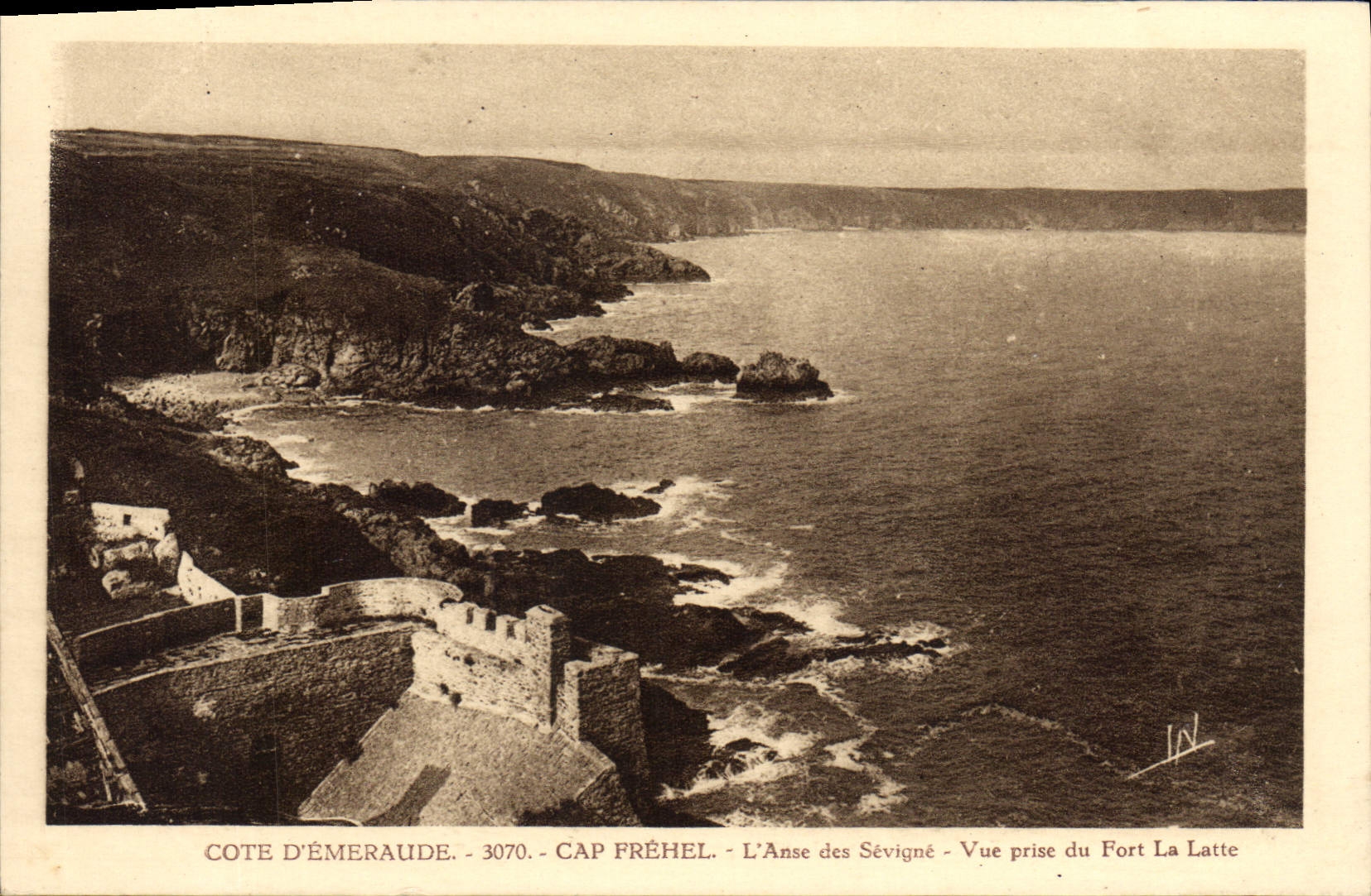CPA Cote d Emeraude Cap Frehel L Anse des Sevigne Vue prise du Fort La Latte 