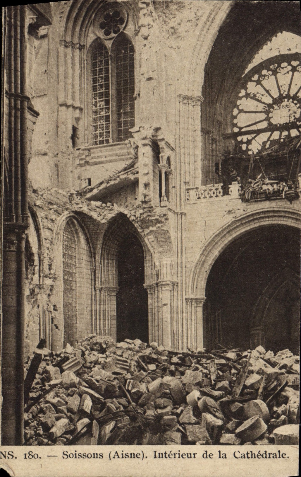 CPA Soissons Aisne Interieur de la Cathedrale 