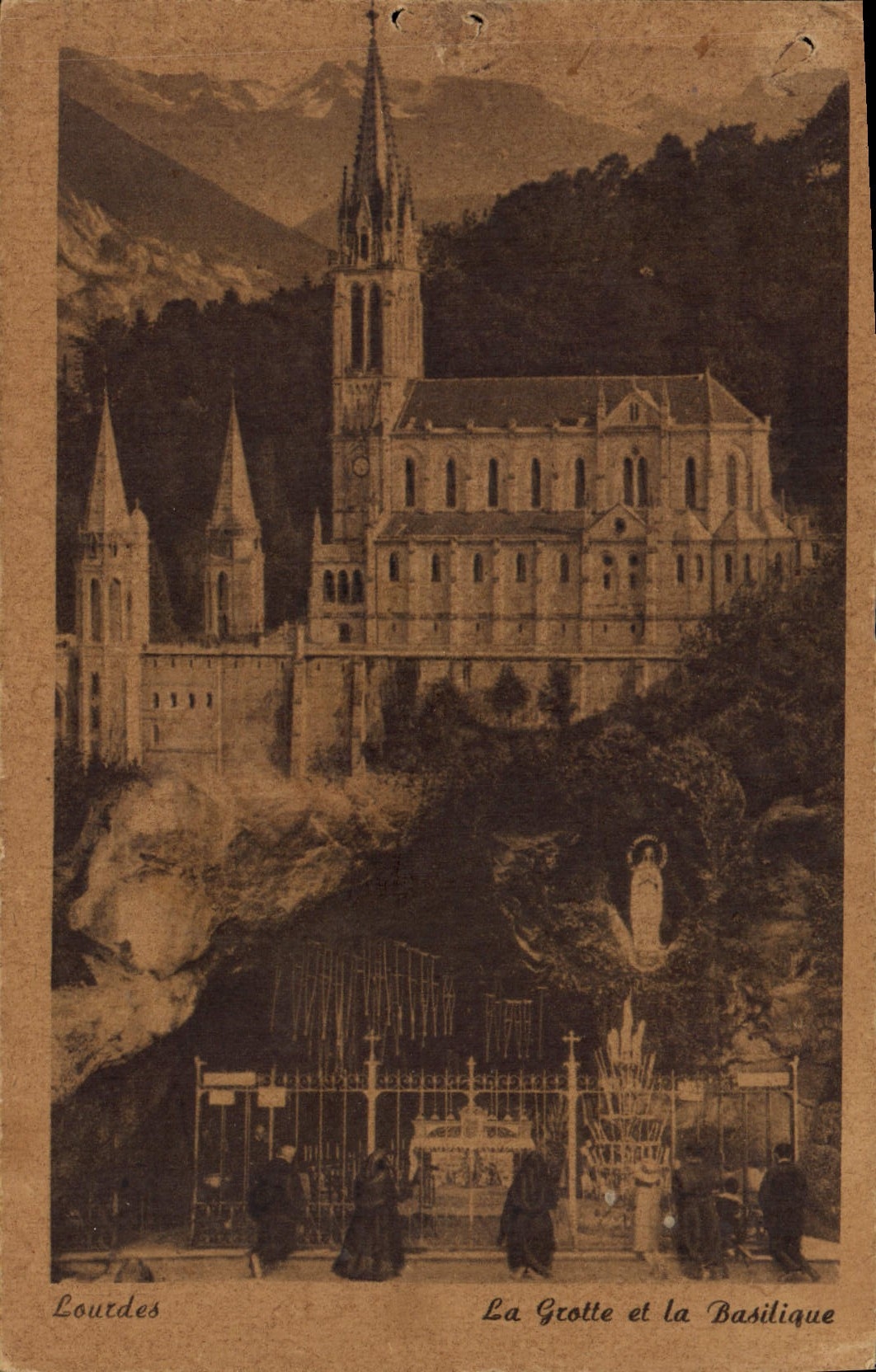 CPA Lourdes La Grotte et la Basilique