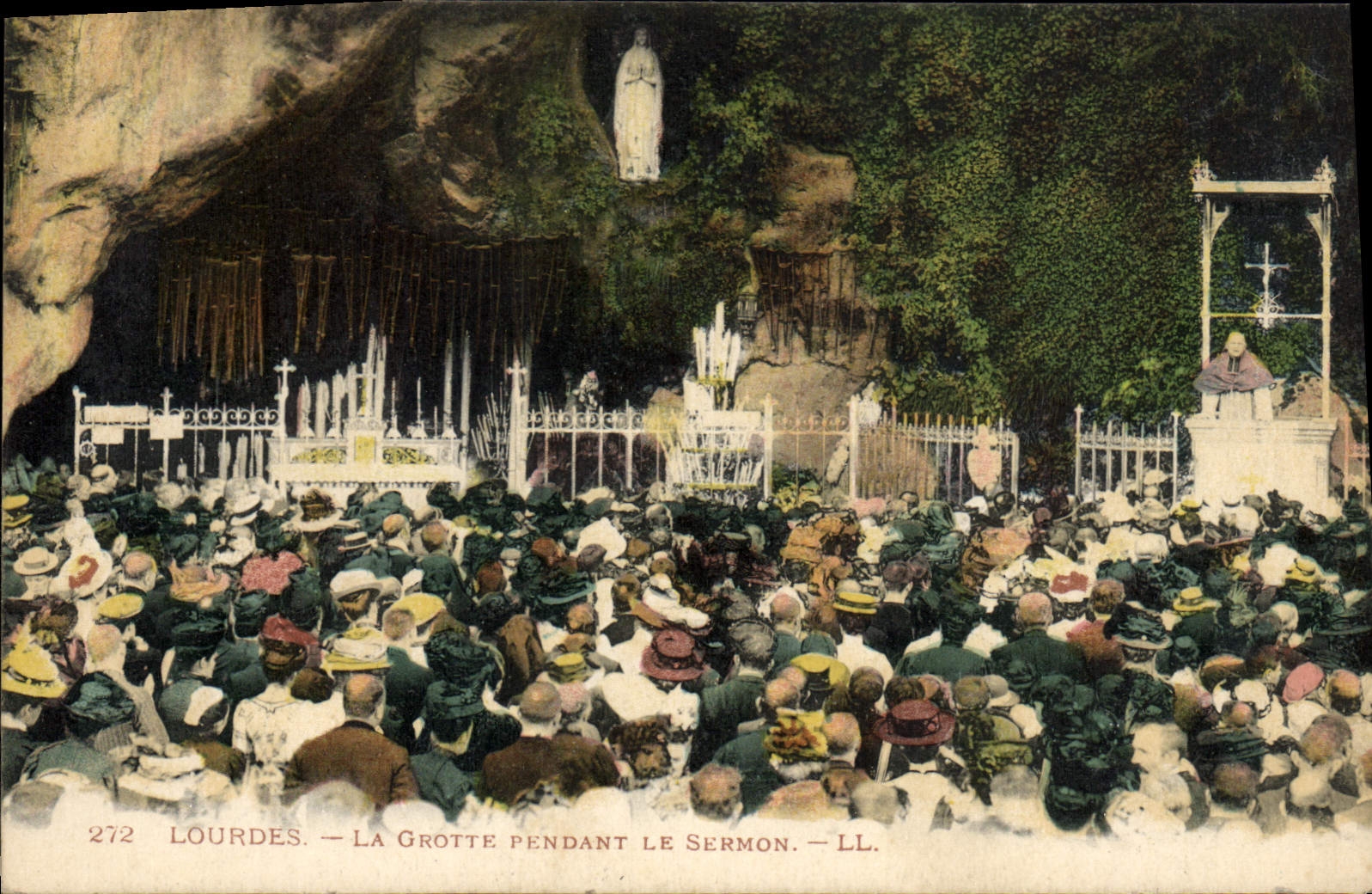 CPA Lourdes La Grotte Pendant la Sermon 