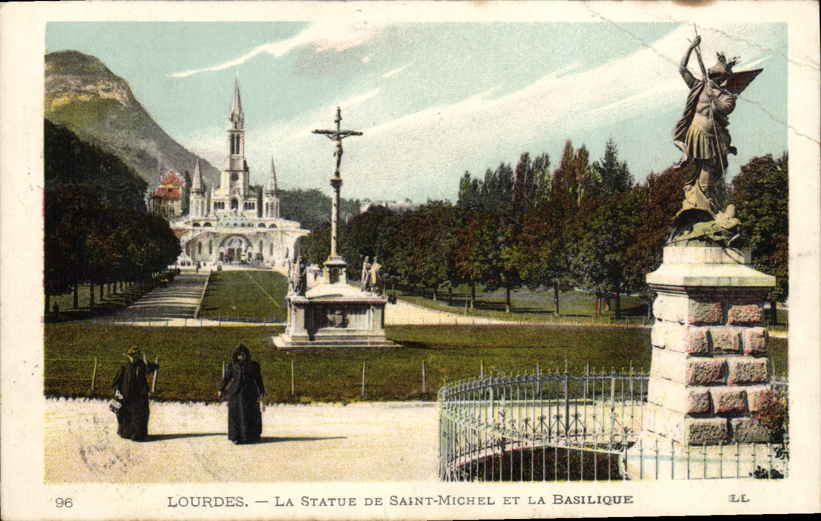 CPA Lourdes La Statue de Saint Michel et la Basilique 