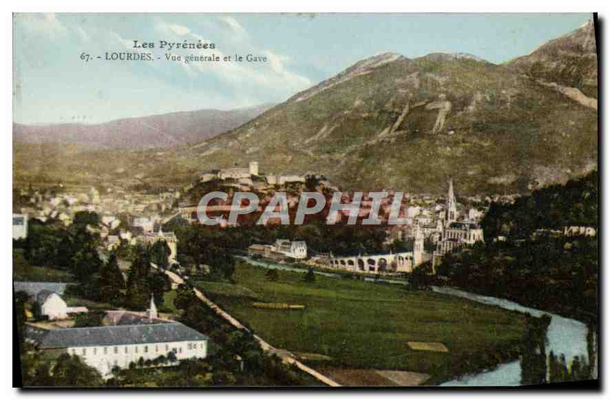 CPA Les Pyrenees Lourdes Vue generale et le Gave 