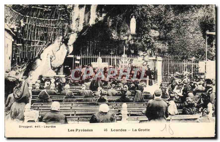 CPA Les Pyrenees Lourdes La Grotte 