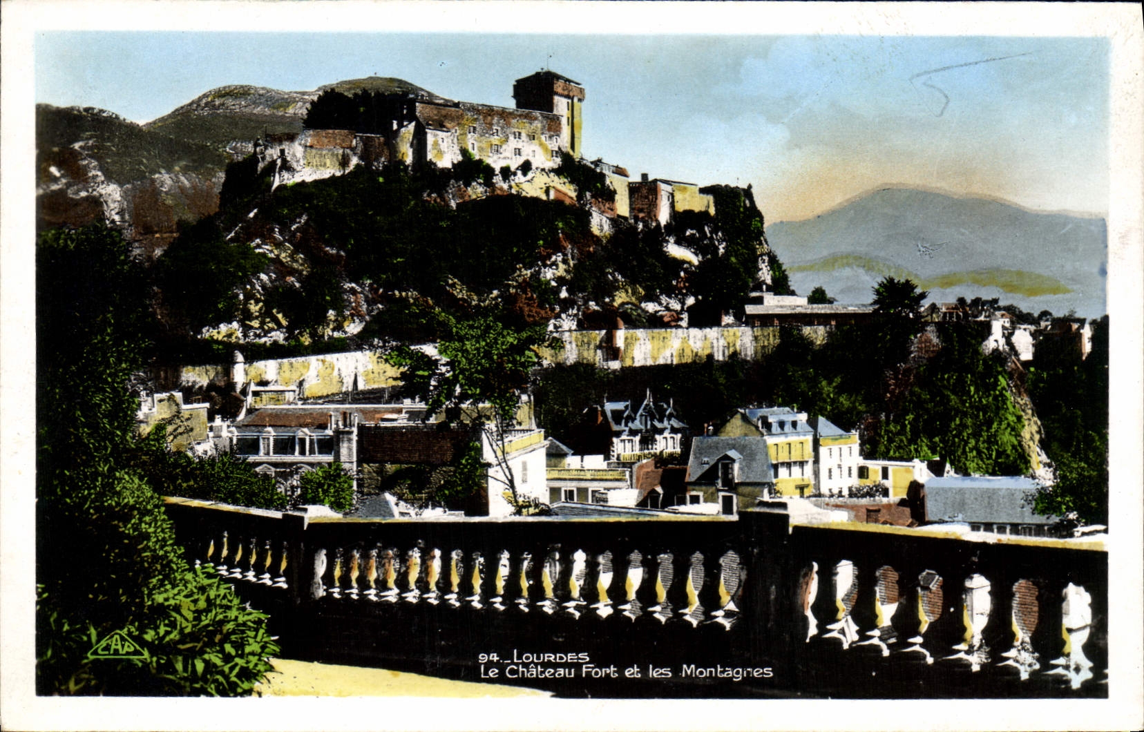 CPA Lourdes Le Chateau Fort et les Montagnes 