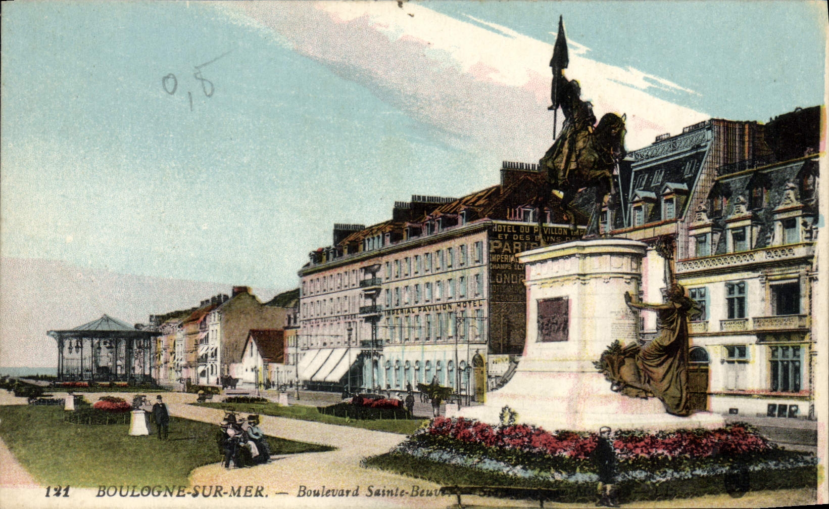 Boulogne-sur-Mer — Boulevard Sainte-Beuve — Hôtel du Pavillon et statue équestre