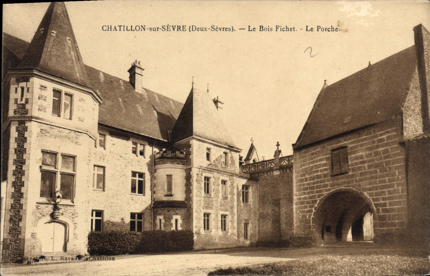 Chatillon-sur-Sèvre (Deux-Sèvres) — Le Bois Fichet — Le Porche — Éditeur L. Ravault, Chatillon