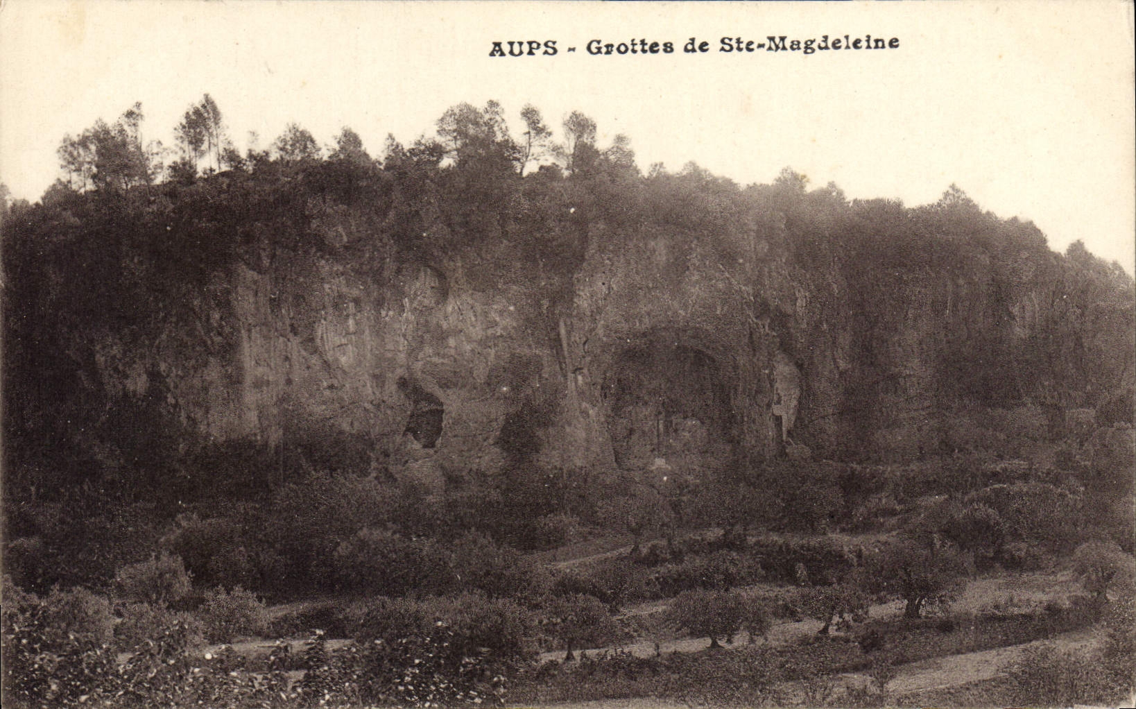 CPA Aups Grotten de Ste Magdeleine 
