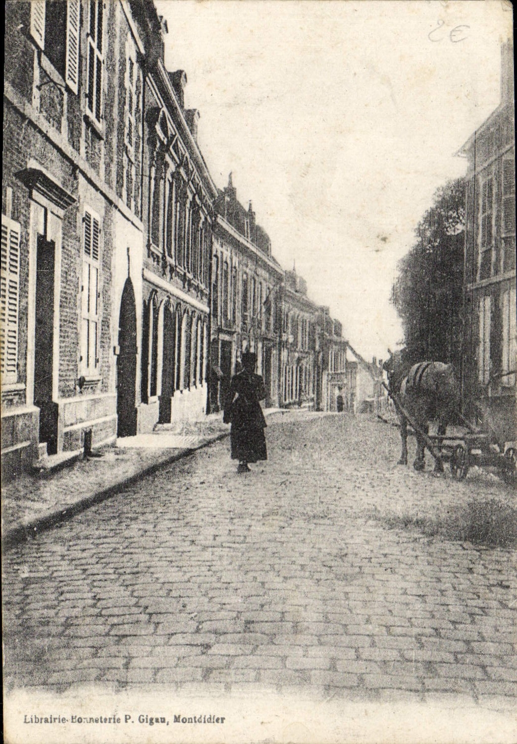 Montdidier — Rue pavée avec librairie-bonnerie P. Gigau — éditeur inconnu