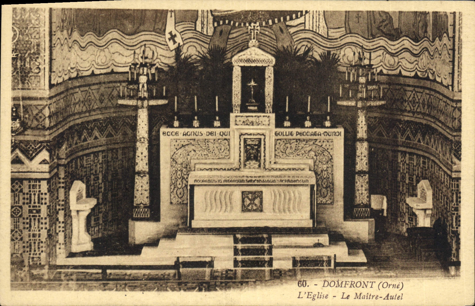 CPA Domfront (Orne) L'Eglise Le Maitre Autel