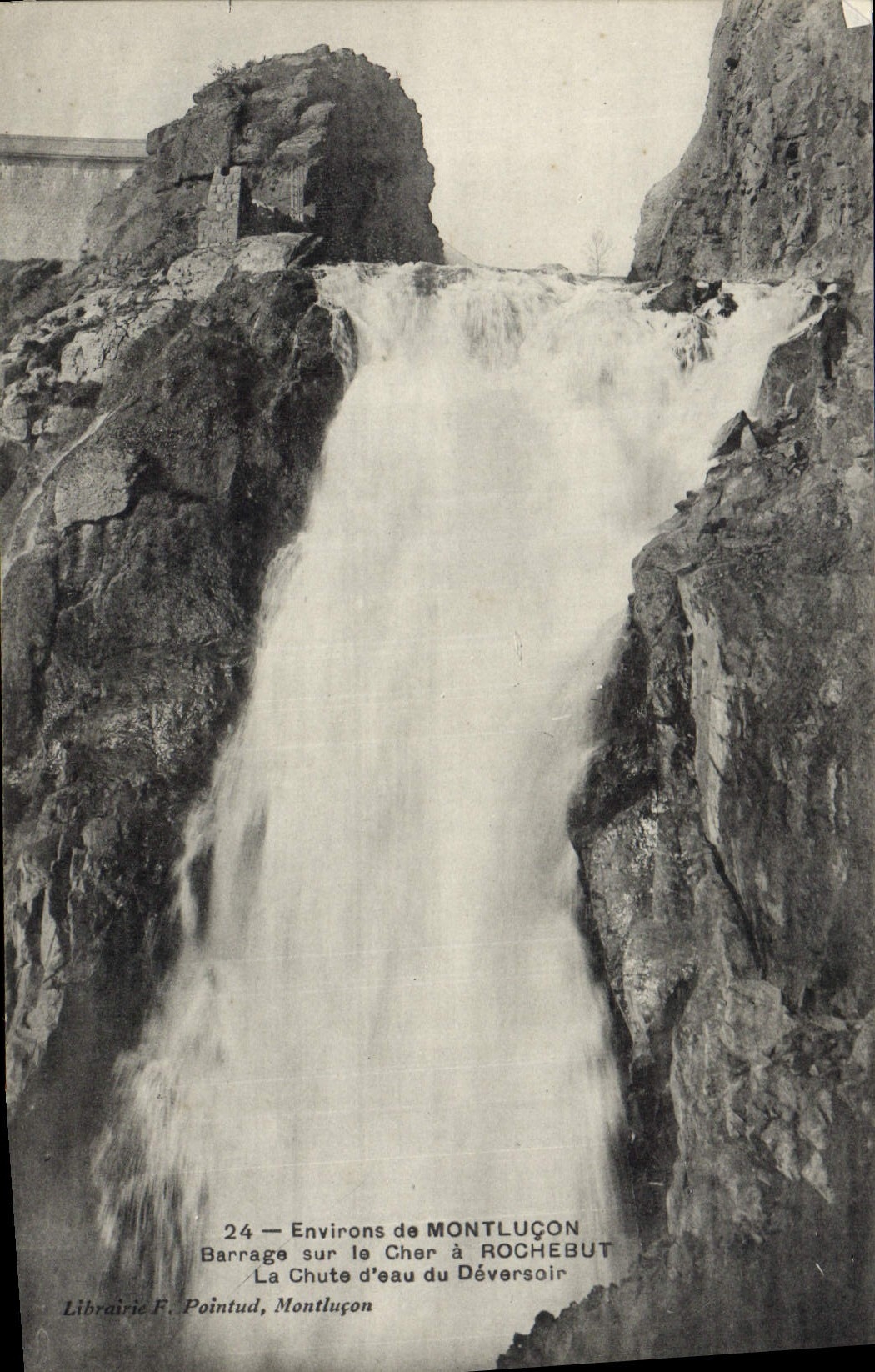 CPA Environs de Montlucon Barrage sur le Cher a Rochebut La Chute d'eau du Deversoir