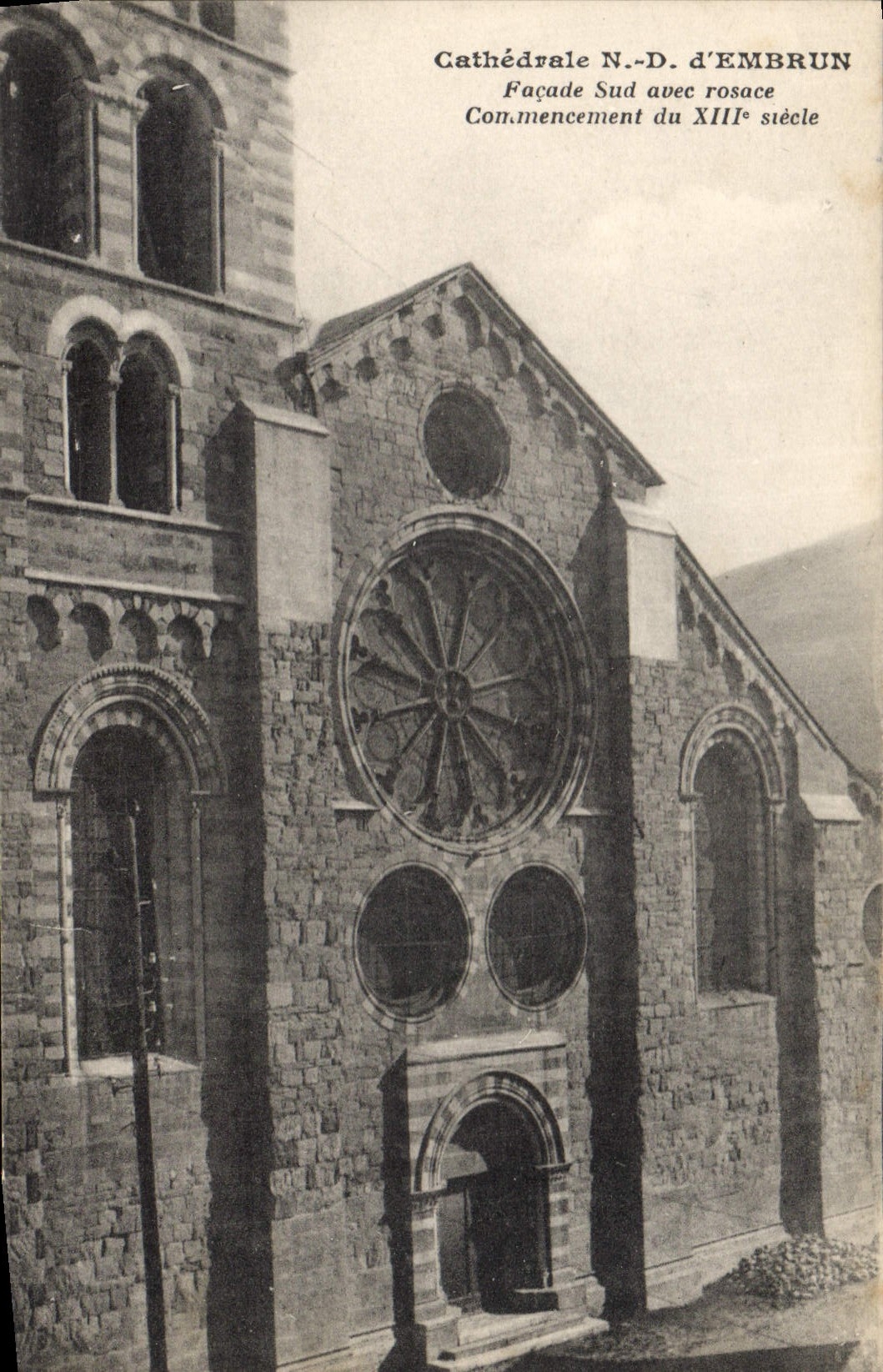 Kathedrale N.-D. d'Embrun — Südseite mit Rosefenster, Anfang des 13. Jahrhunderts