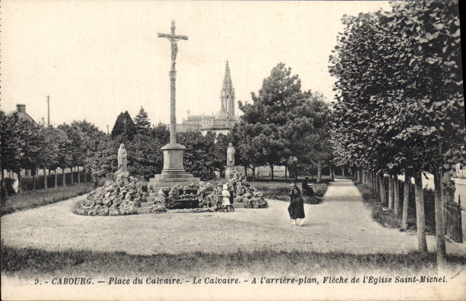 Cabourg — Place du Calvaire avec le Calvaire et la flèche de l'église Saint-Michel