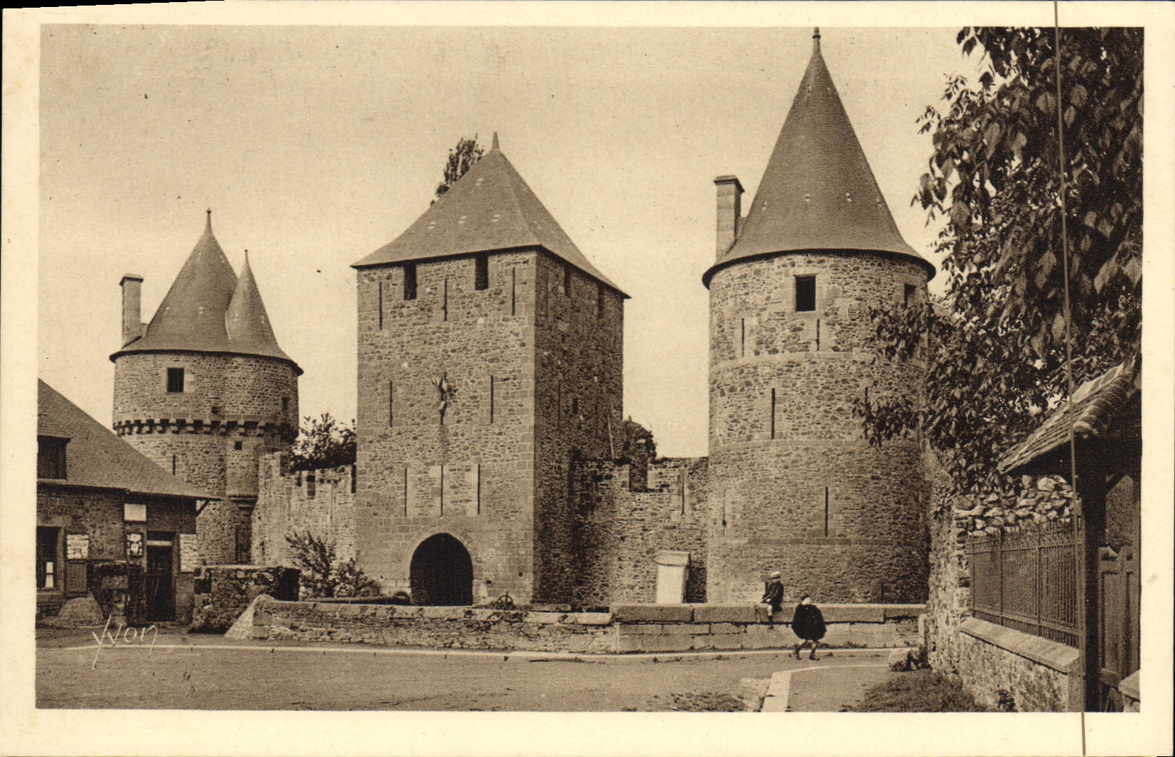 CPA Bretagne Fougeres (Ille et Vilaine) Entree du Chateau sous le Tour de la Haye St Hilaire