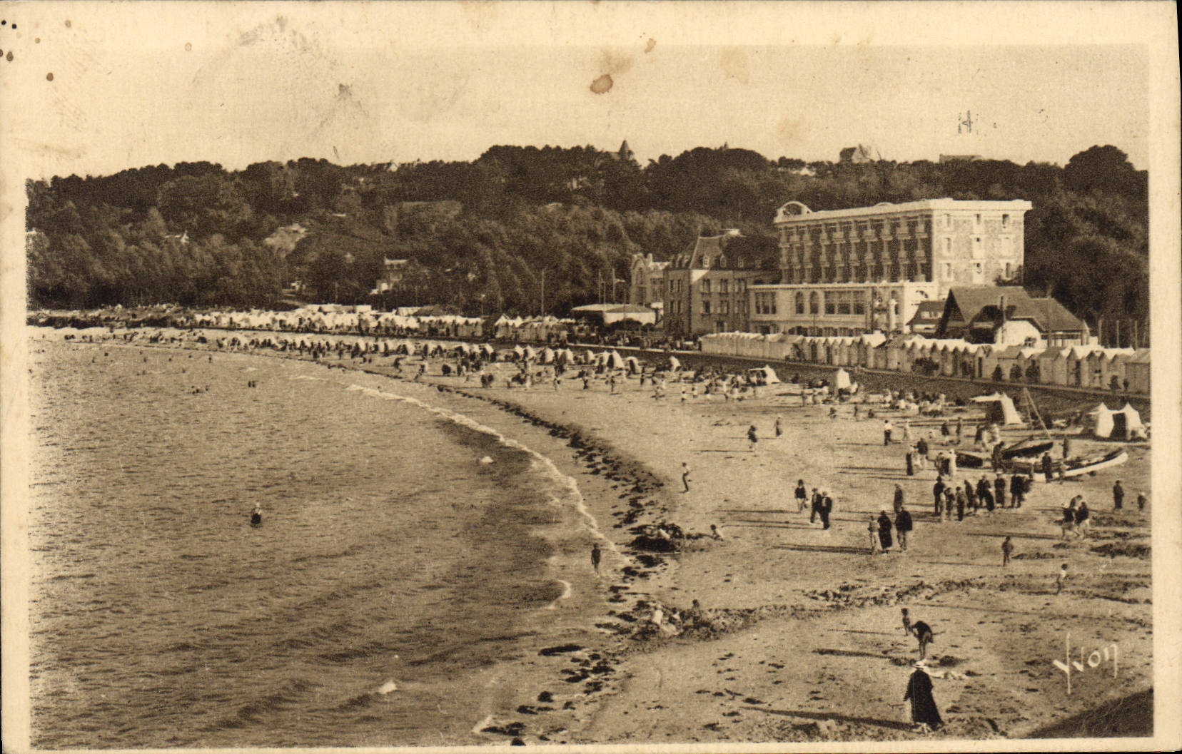 Plage animée à Valence-sur-Rhône — vue de la côte — Éditions d'Art Yvon, n° 35