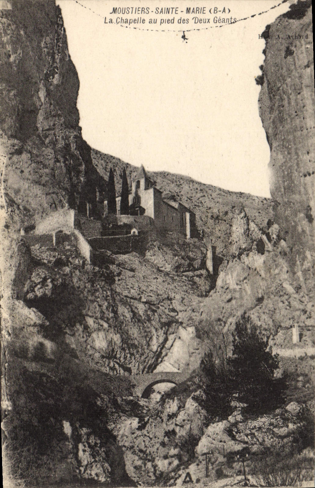 CPA Moustiers Sainte Marie (B A) La Chapelle au pied des Deux Geants