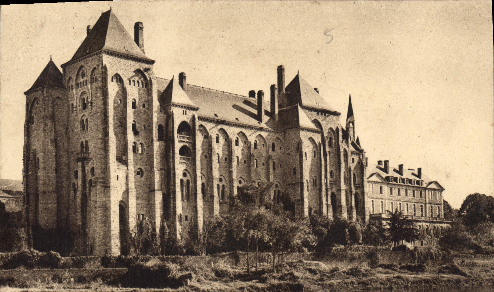 CPA L'Abbaye St Pierre de Solesmes vue du pont sur la Sarthe