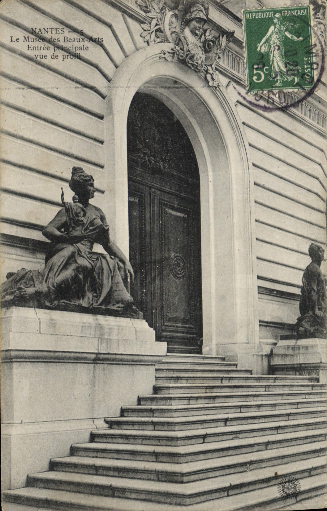 CPA Nantes Le Musee des Beaux Arts Entree principale vue de profil