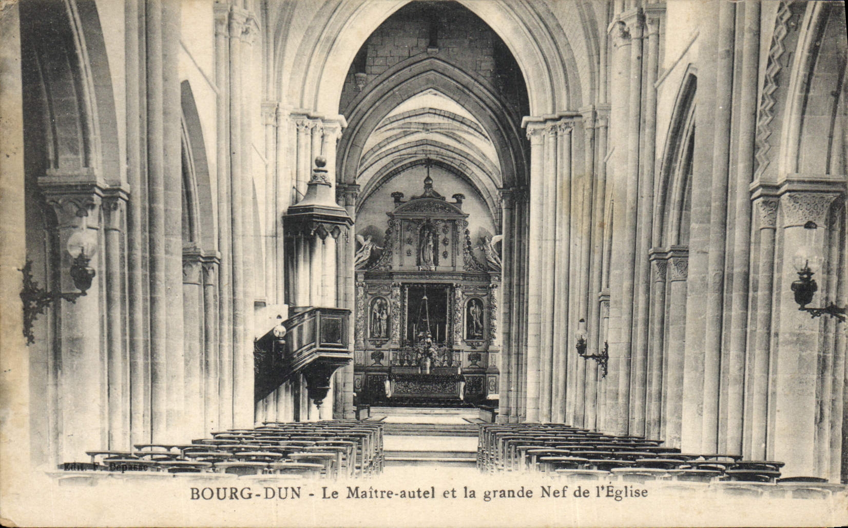 CPA Bourg Dun Le Maitre autel et la grande Nef de l'Eglise