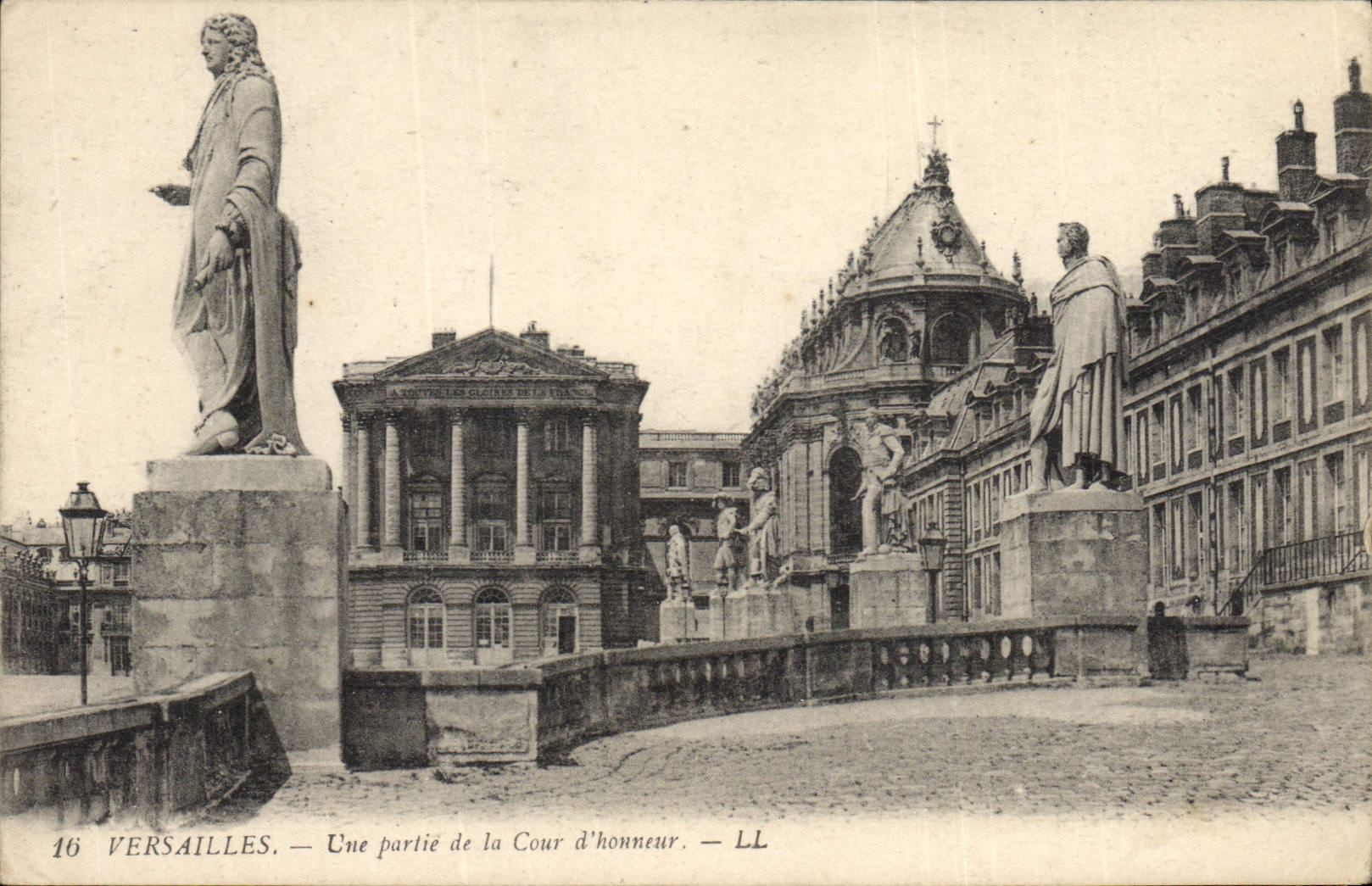 Versailles — Une partie de la Cour d'honneur — LL