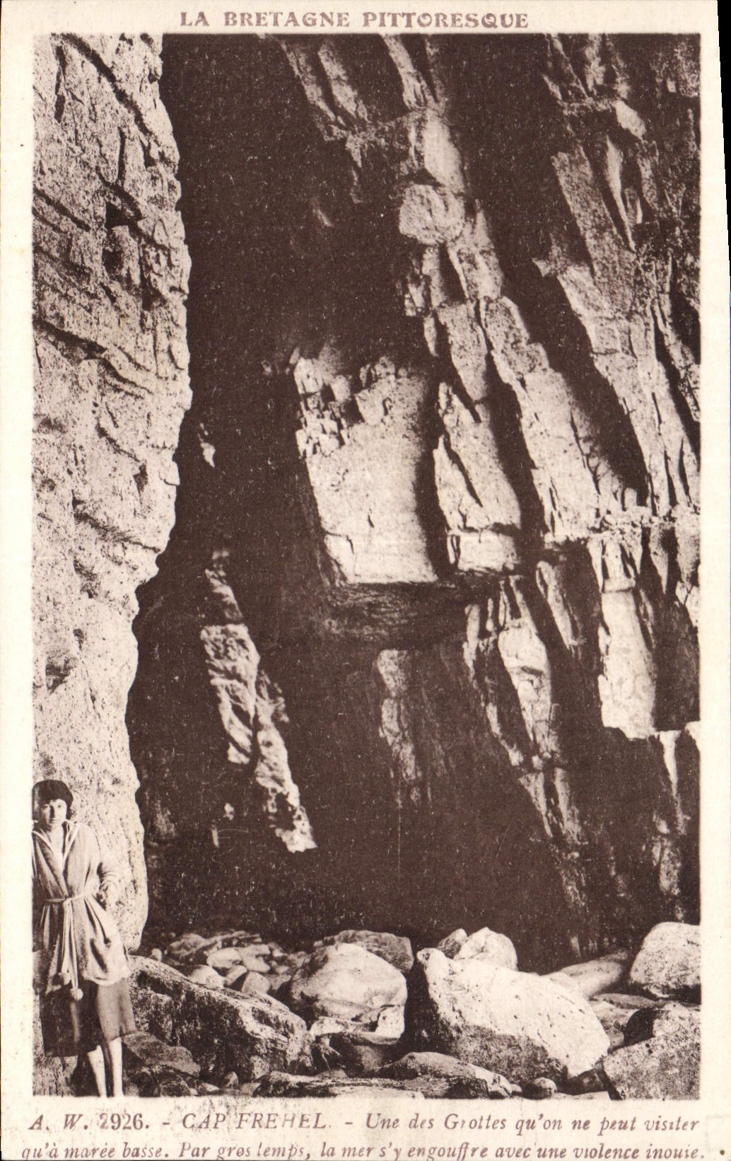 CPA Cap Frehel Une des Grottes qu'on ne peut visiter qu'a maree basse Par gros temps le mer s'y engo