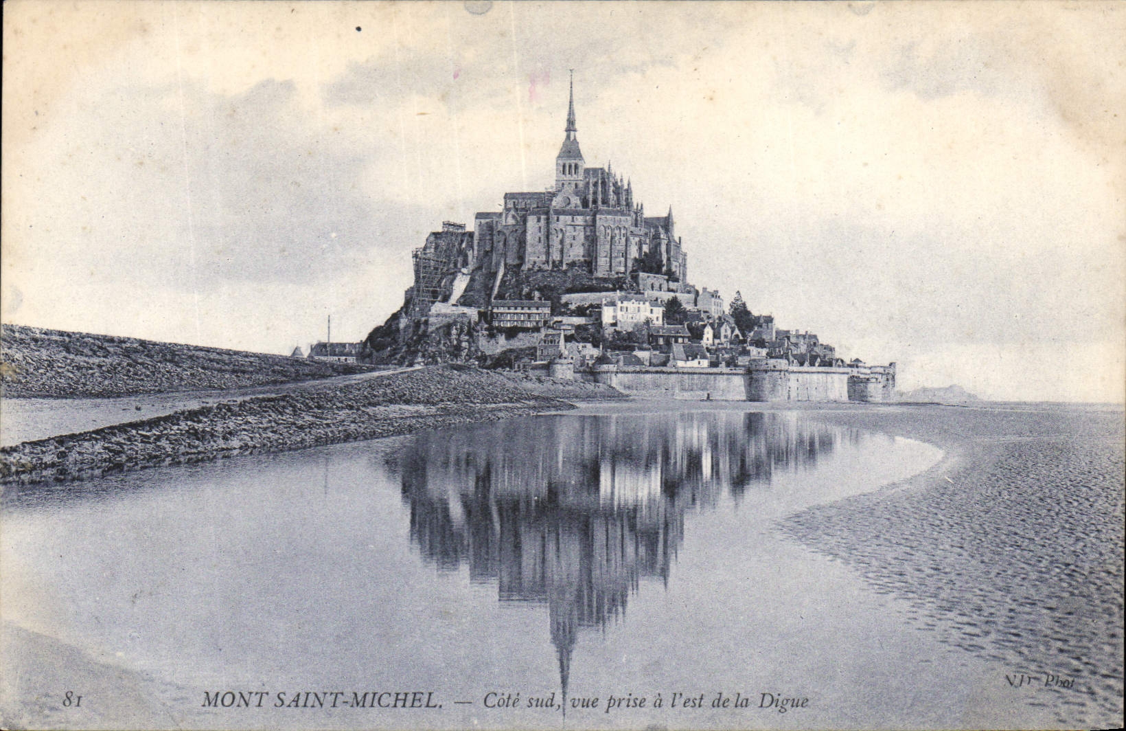 CPA Mont Saint Michel Cote sud vue prise a l'est de la Digue