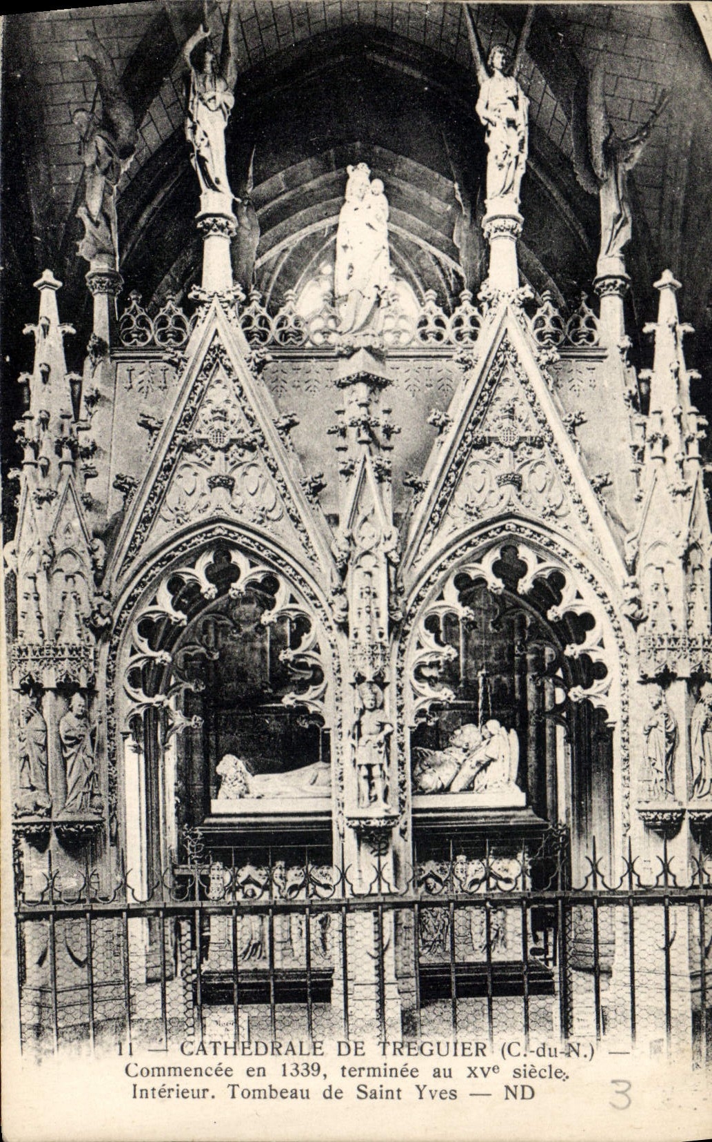 CPA Cathedrale de Treguier (C du N) Commence en 1339 terminee au XVe siecle Interieur de Saint Yves