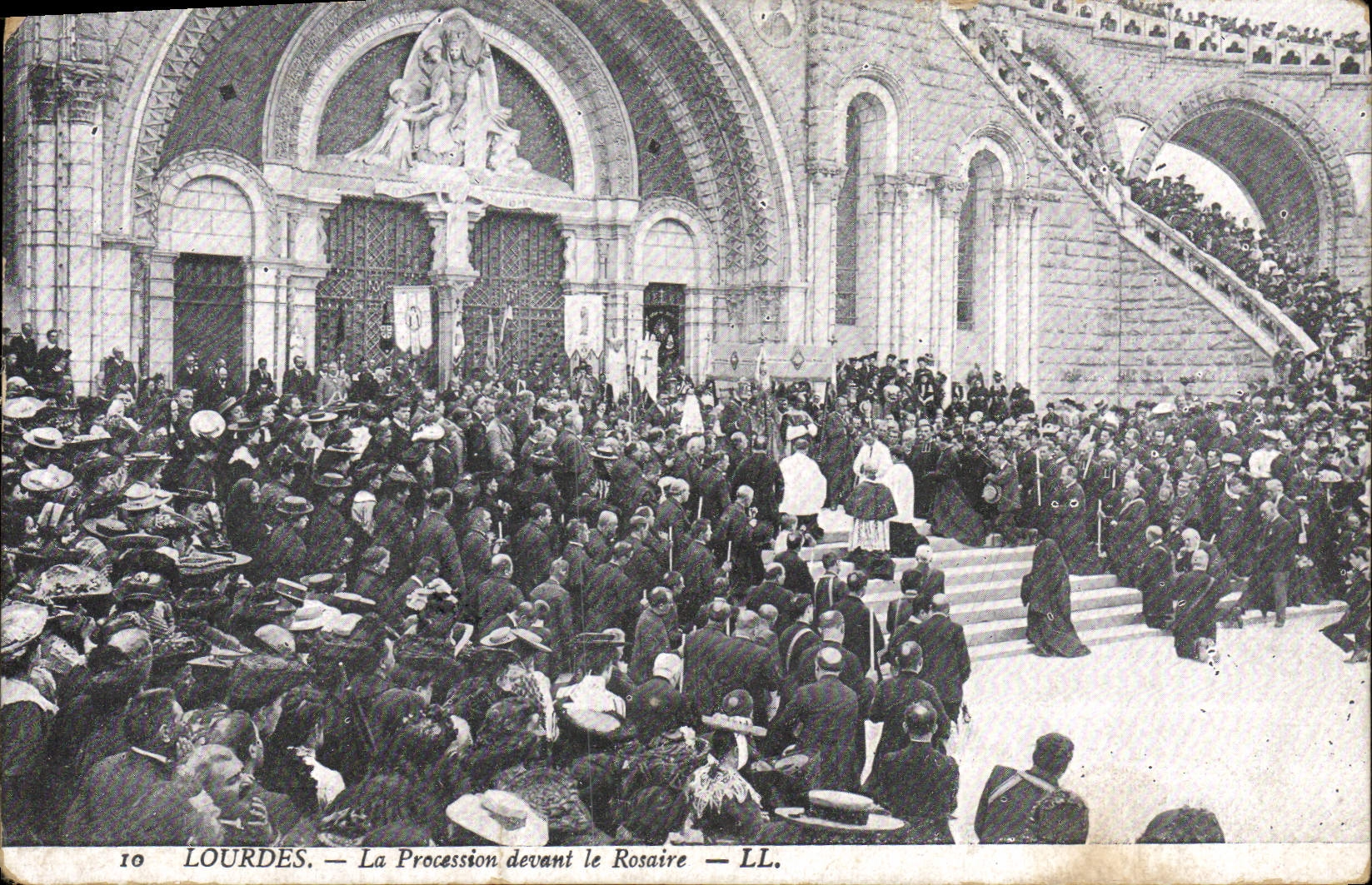CPA Lourdes La Procession devant le Rosaire