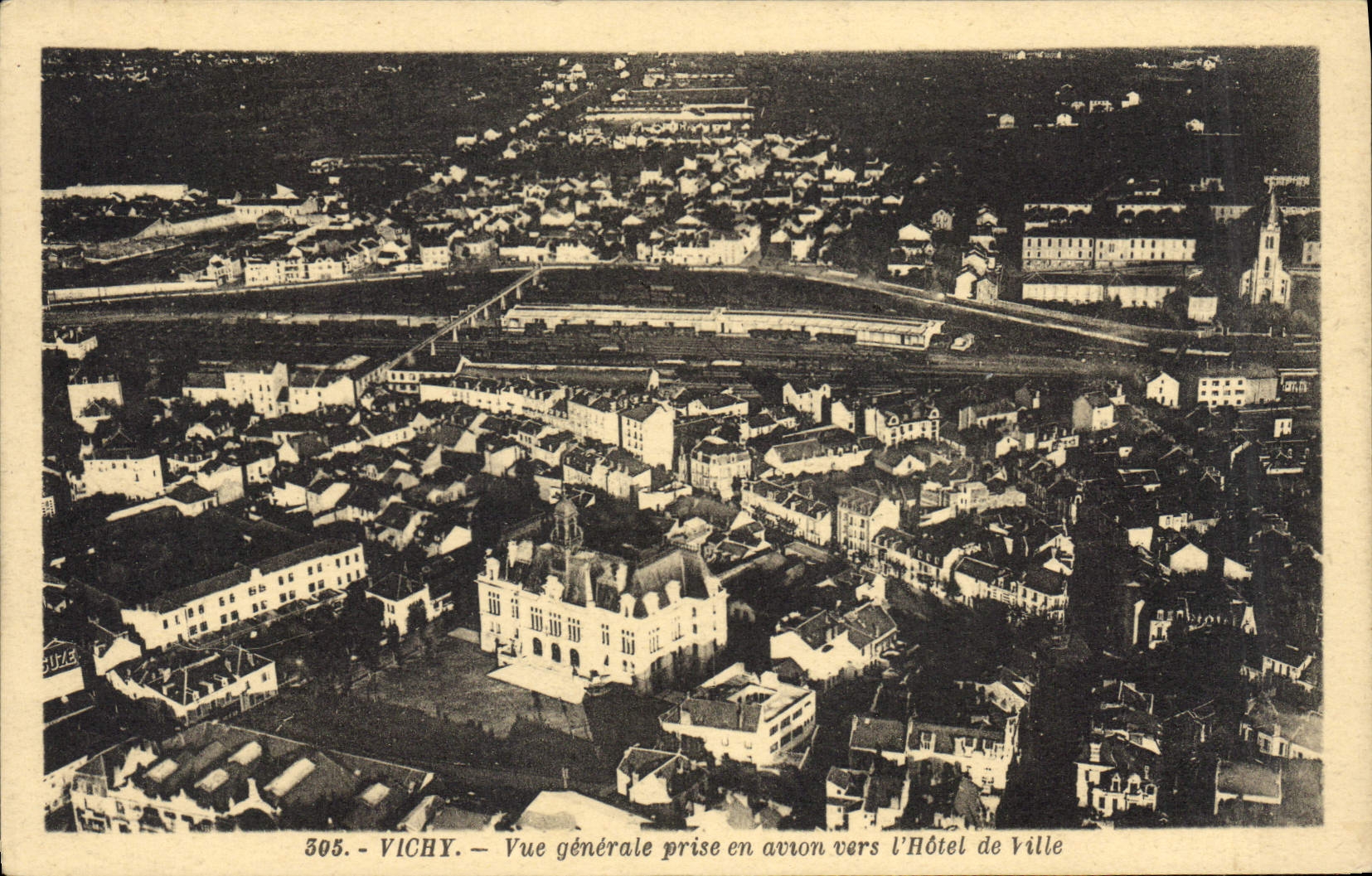 Vichy — Vue générale prise en avion vers l'Hôtel de Ville — Éditeur La Cigogne, n° 305