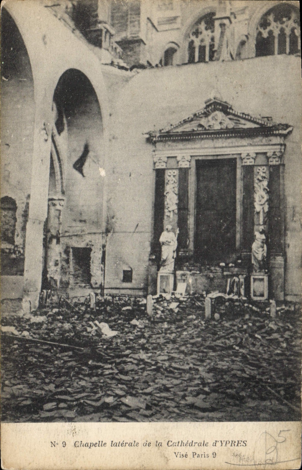 CPA Ypres Chapelle leterale de la Cathedrale d'Ypres Militaria