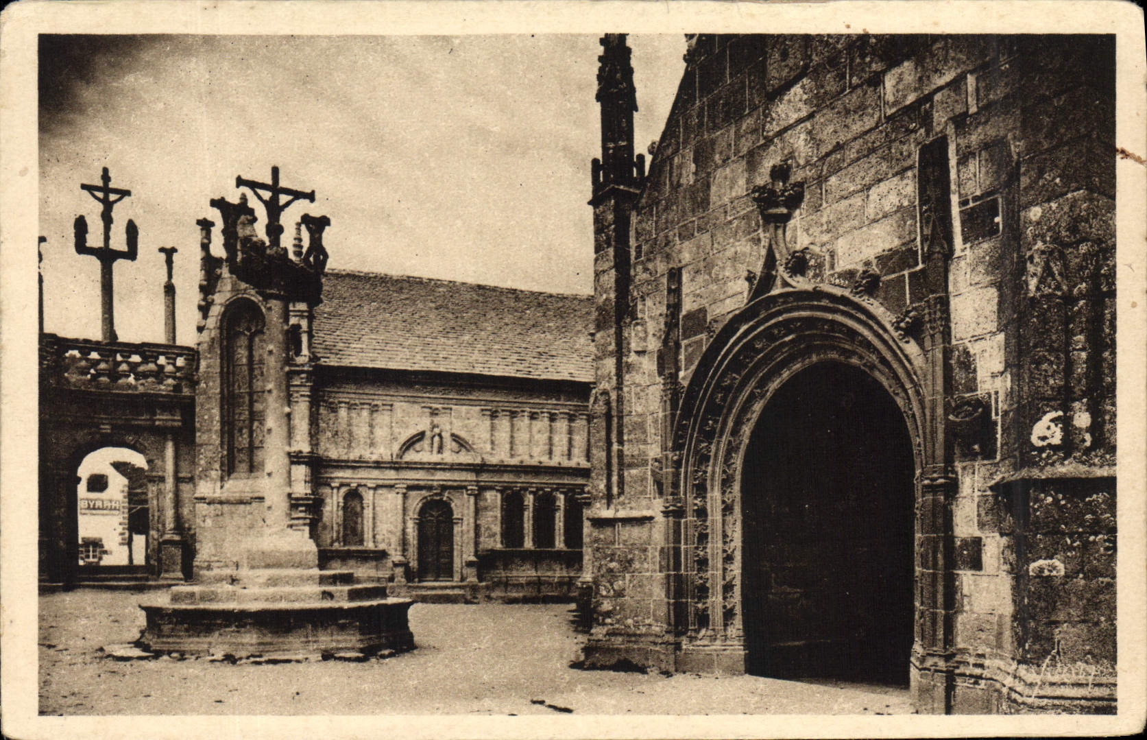 CPA Bretagne Lampaul (Finistre) Le Calvaire Le Porche et le Baptistere