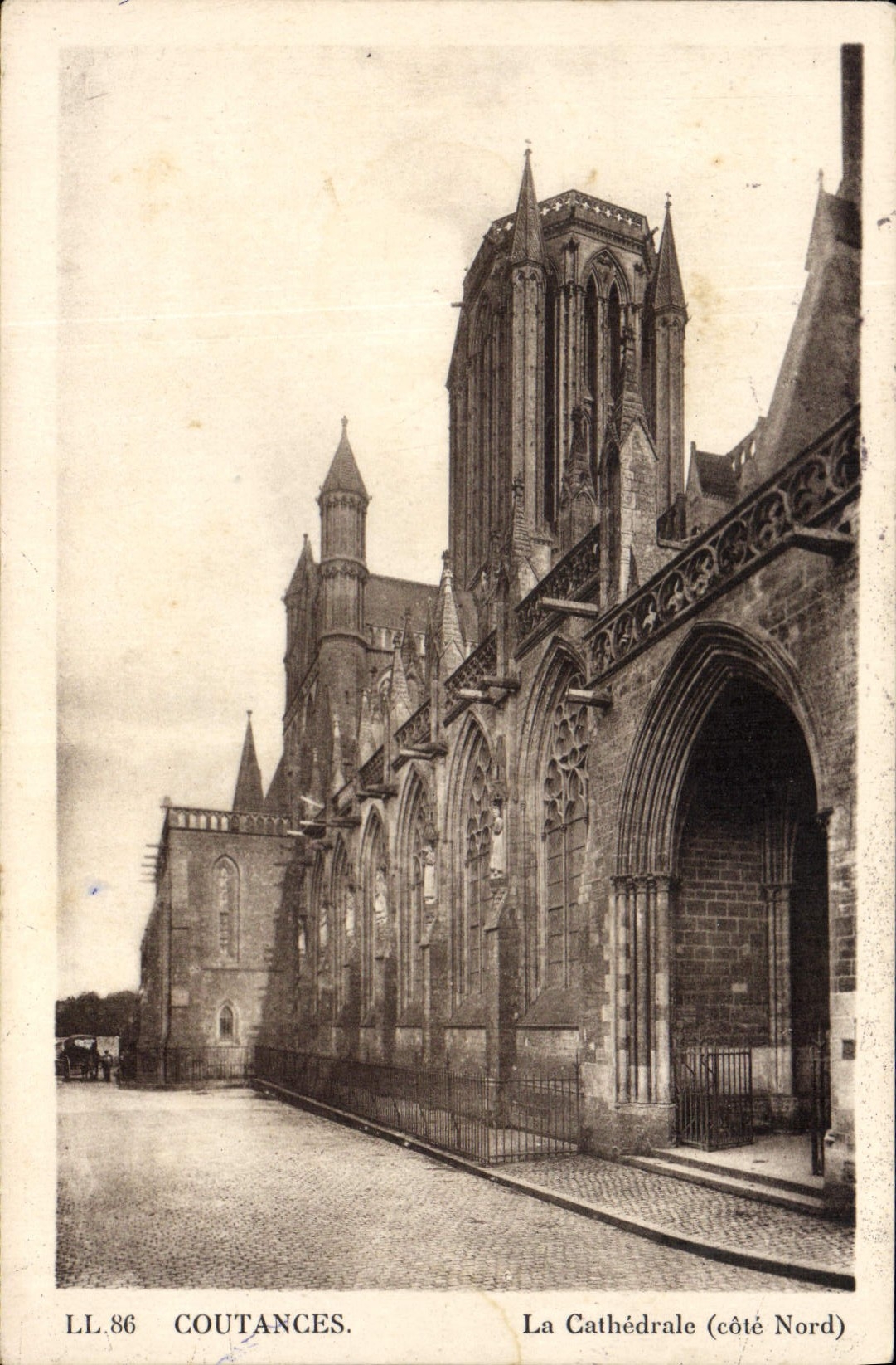 CPA Coutances La Cathedrale (Cote Nord)