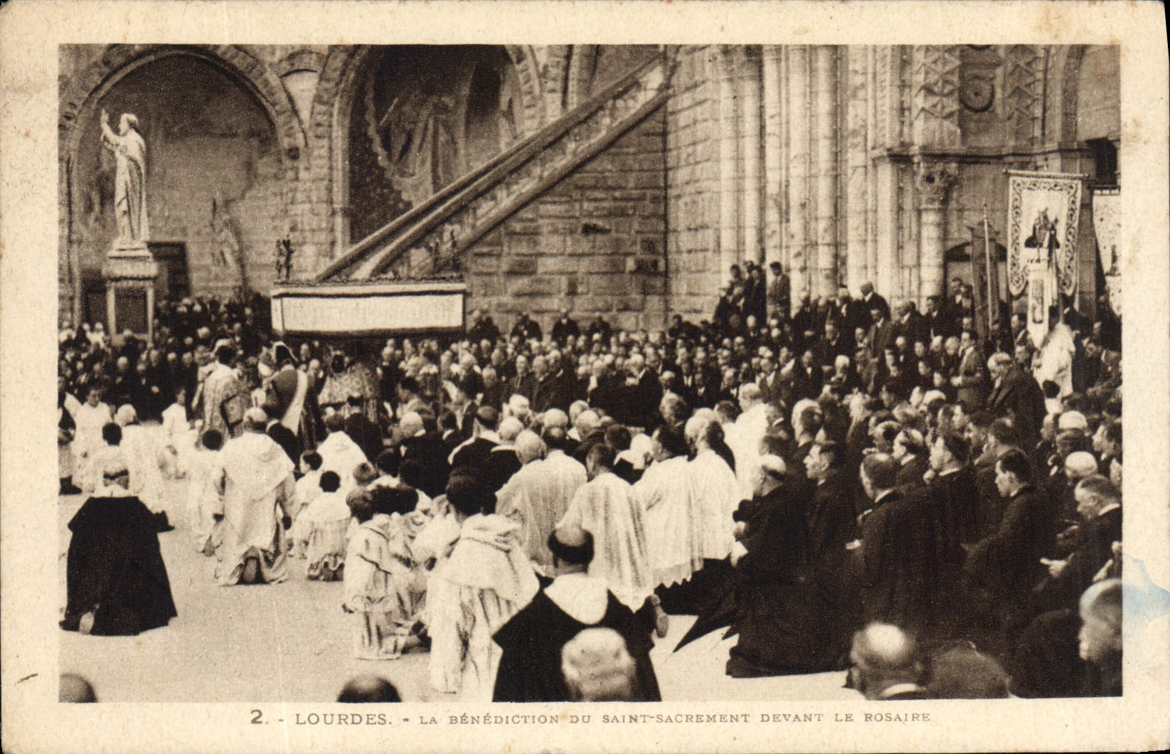 CPA Lourdes La Benediction du Saint Sacrement devant le Rosaire