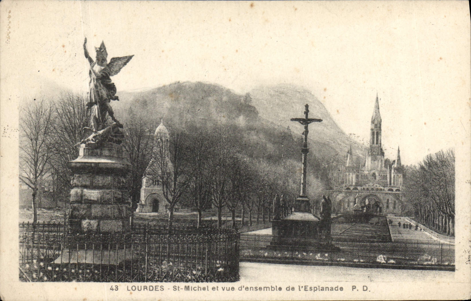 CPA Lourdes St Michel et vue d'ensemble de l'Esplanade