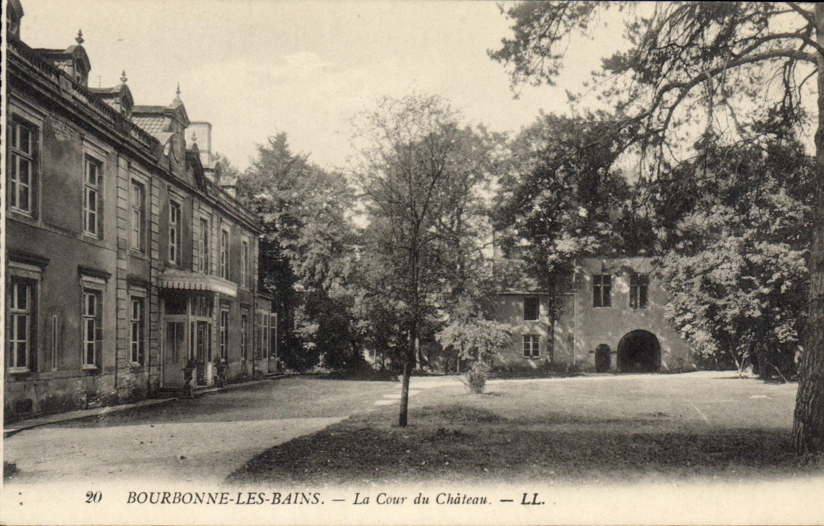 CPA Bourbonne les Bains La Cour du Chateau