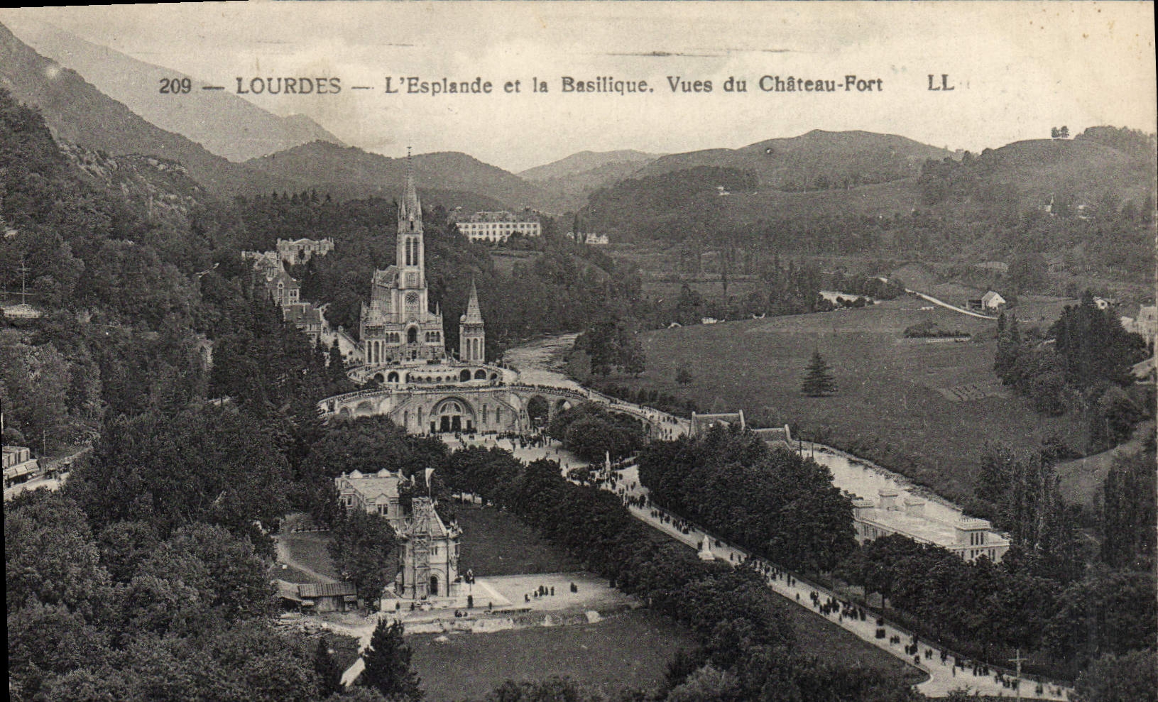 CPA Lourdes L'Esplande et la Basilique Vues du Chateau Fort