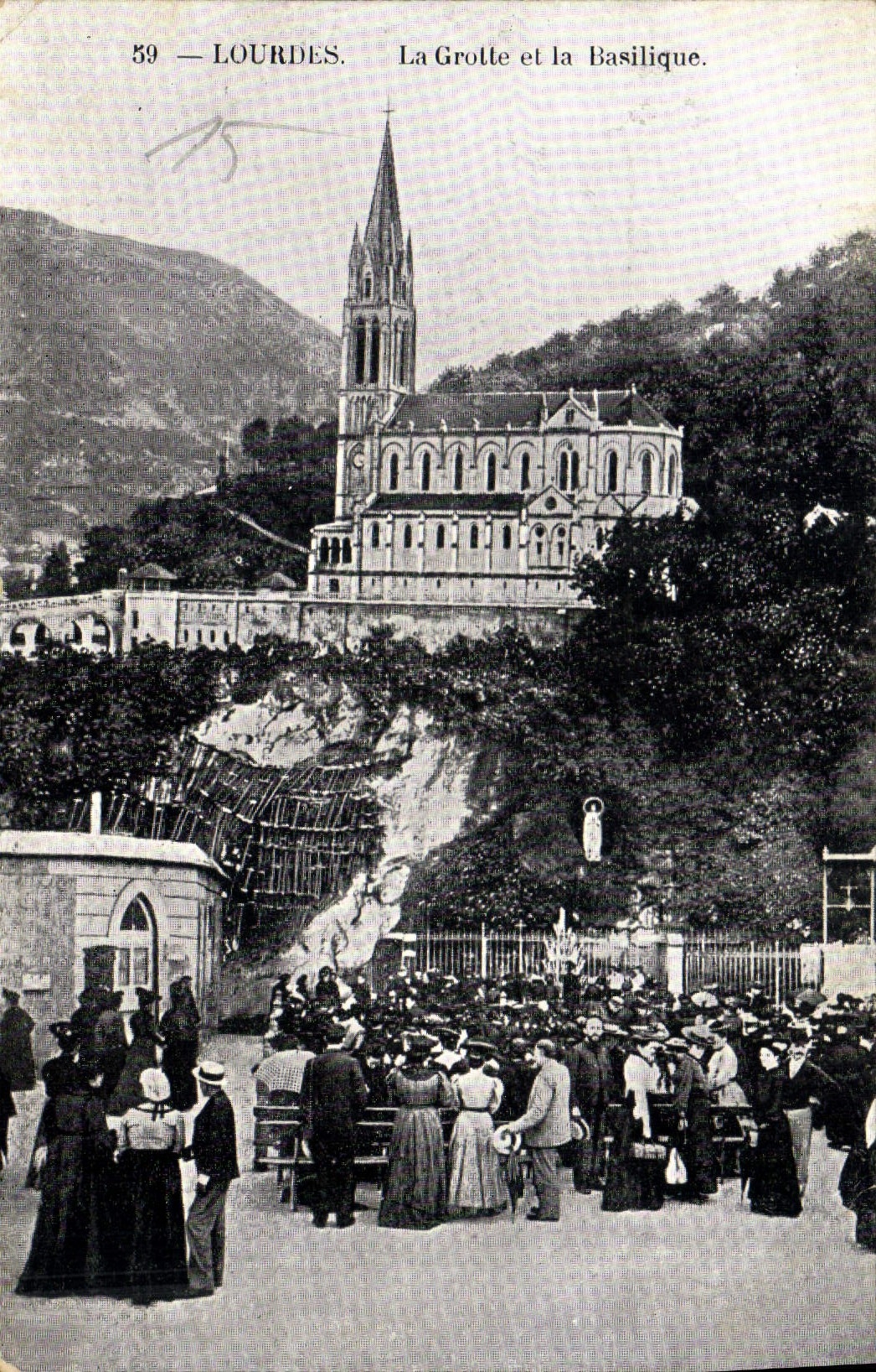 CPA Lourdes La Grotte et la Basilique