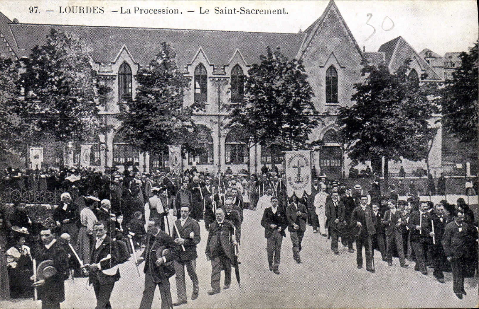 CPA Lourdes La Procession Le Saint Sacrement
