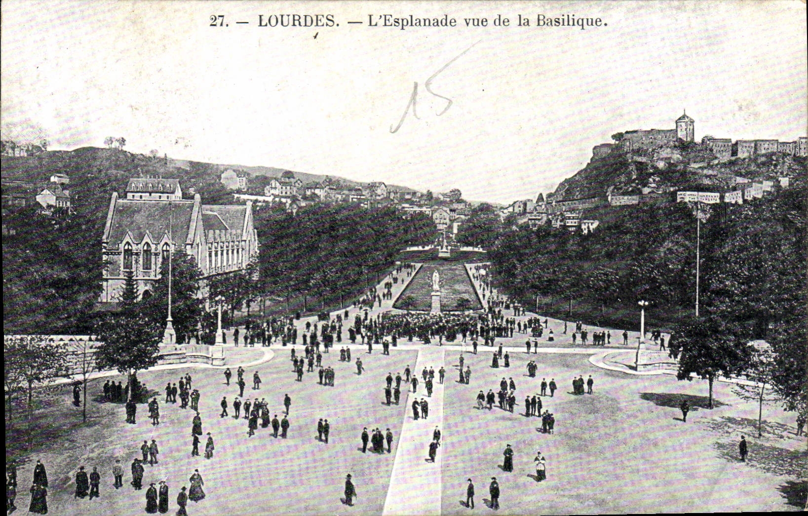 CPA Lourdes L'Esplanade vue de la Basilique
